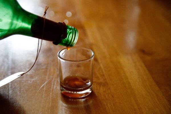 Dlaczego alkoholik kłamie: próba zachowania normalności