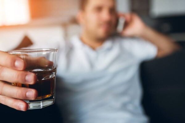 Zrozumienie uzależnienia: co zrobić z alkoholikiem?